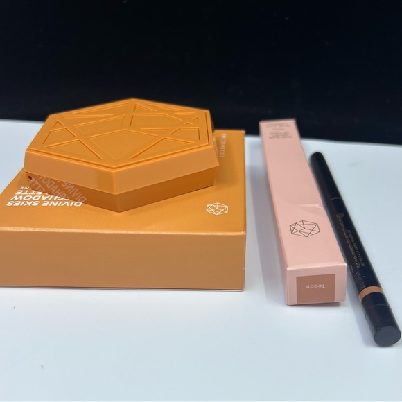 EM Cosmetics Divine Skies Eye Shadow Palette PLUS Soft Blur Velvet Lip Liner… - Picture 6 of 13